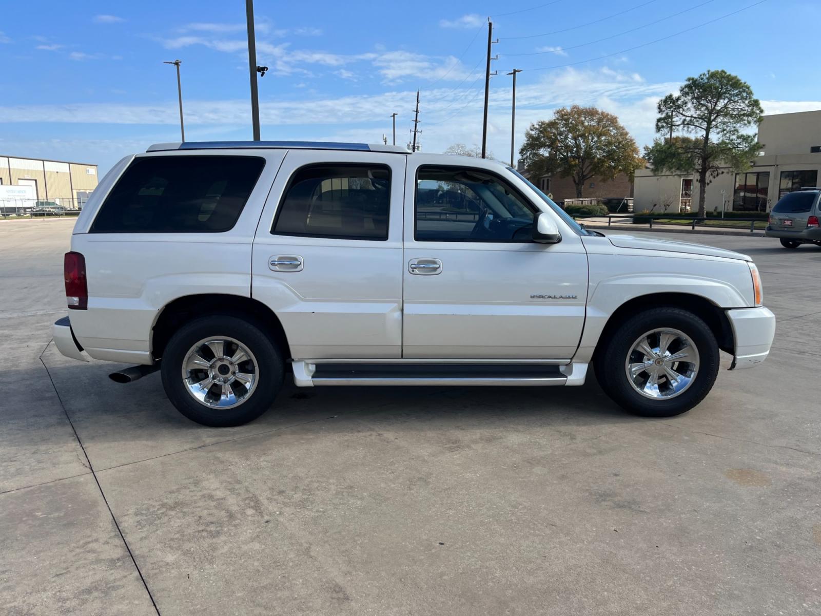 2002 white /TAN Cadillac Escalade 2WD (1GYEC63T62R) with an 5.3L V8 OHV 16V engine, 4-Speed Automatic Overdrive transmission, located at 14700 Tomball Parkway 249, Houston, TX, 77086, (281) 444-2200, 29.928619, -95.504074 - Photo #7